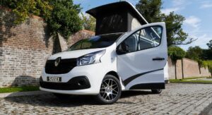 Front view of Renault trafic camper